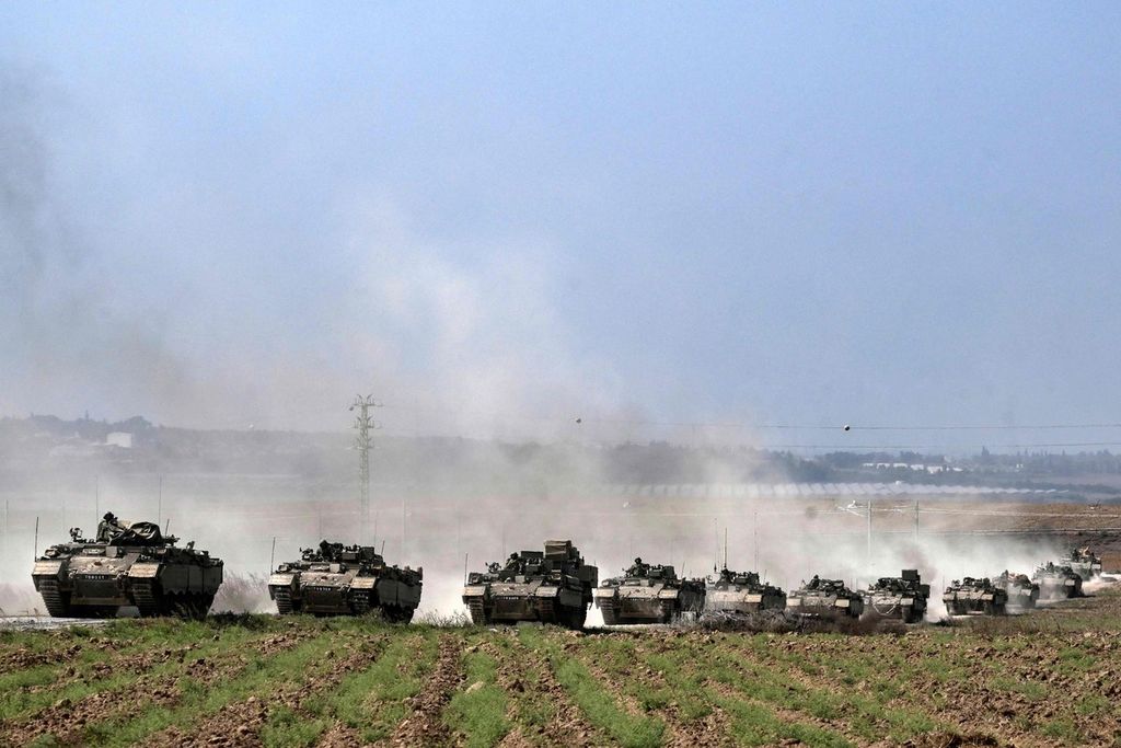 Kendaraan lapis baja Israel, Puma, tengah bergerak dalam konvoi di deka perbatasan Gaza di selatan Israel pada Sabtu (14/10/2023). 