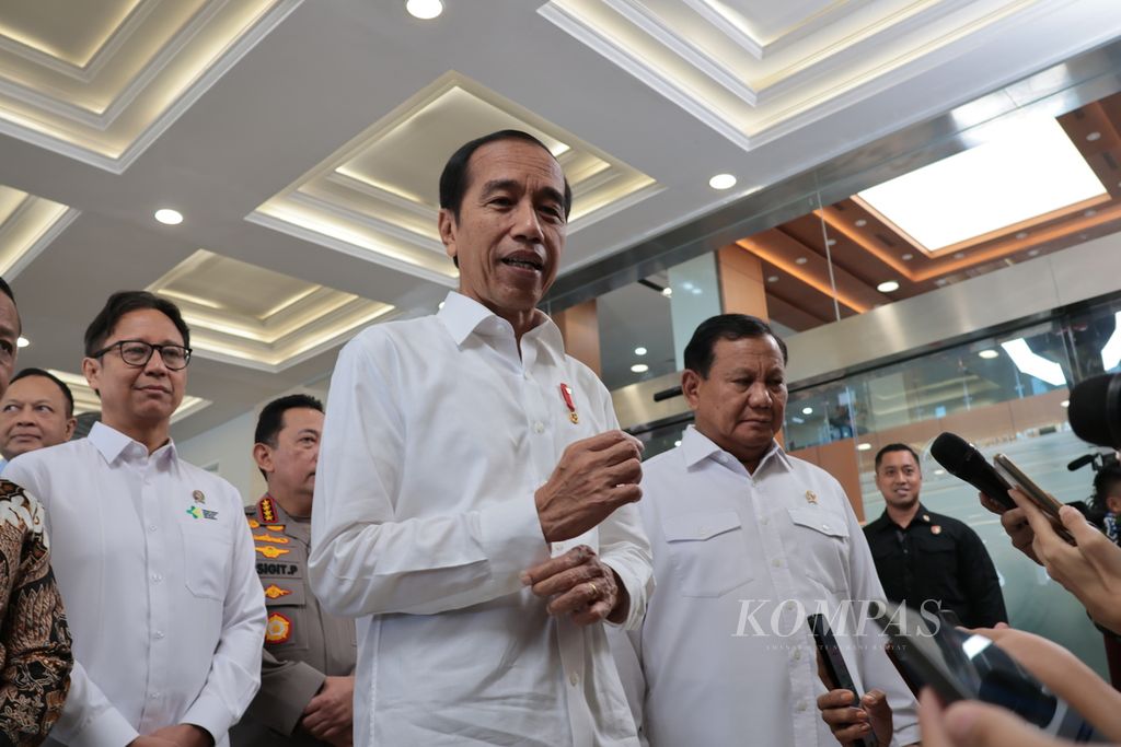 Presiden Joko Widodo memberikan keterangan kepada wartawan seusai meresmikan RS Pusat Pertahanan Negara, Jakarta, Senin (19/2/2024).