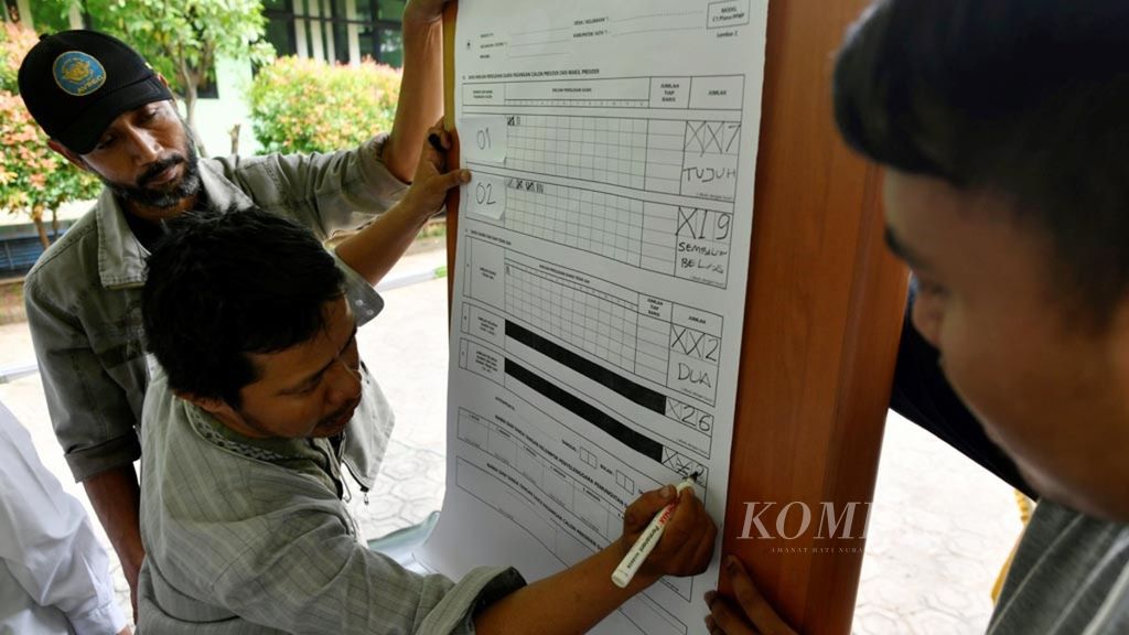 Petugas mencatat hasil surat suara yang tercoblos dalam simulasi pemungutan suara dan penghitungan suara Pemilu 2019 di Kecamatan Cengkareng, Jakarta Barat, Selasa (9/4/2019). 