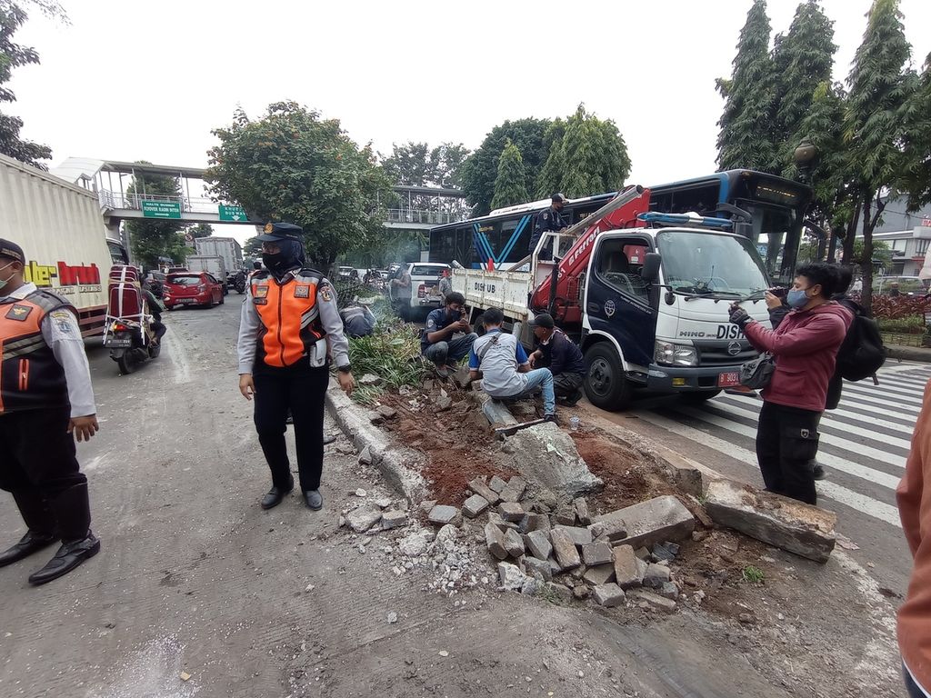 Kondisi pembatas jalan yang ditabrak bus Transjakarta di Jalan Raden Inten, Jakarta Timur, Jumat (11/2/2022). Sopir diduga kurang berkonsentrasi sehingga terjadi kecelakaan. Tidak ada korban dalam kecelakaan ini.