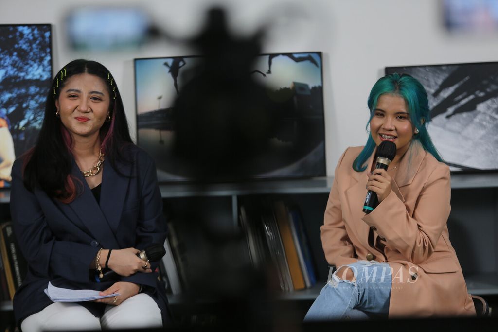 Sesi wawancara <i>host </i>Mutiara Rachmi dengan bintang tamu Idgitaf saat Inaugurasi Magangers Kompas Muda batch XII di Gedung Kompas Gramedia, Jakarta 