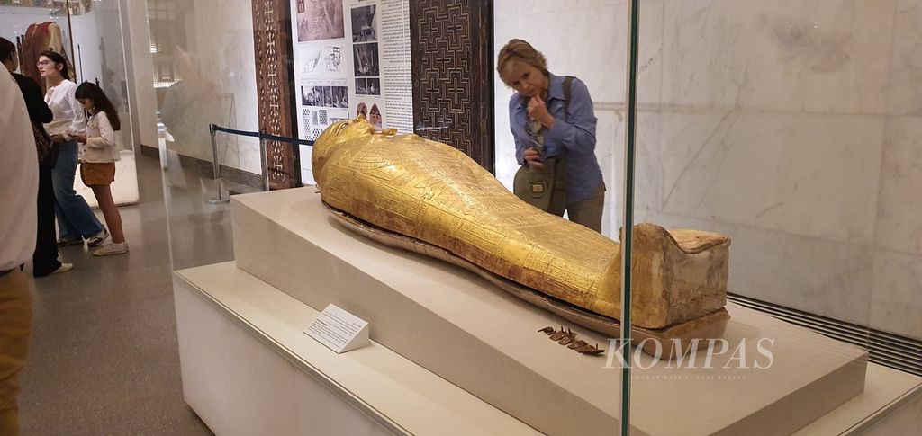 Salah satu tempat mumi yang dipamerkan di Museum Nasional Peradaban Mesir, Minggu (6/11/2022).