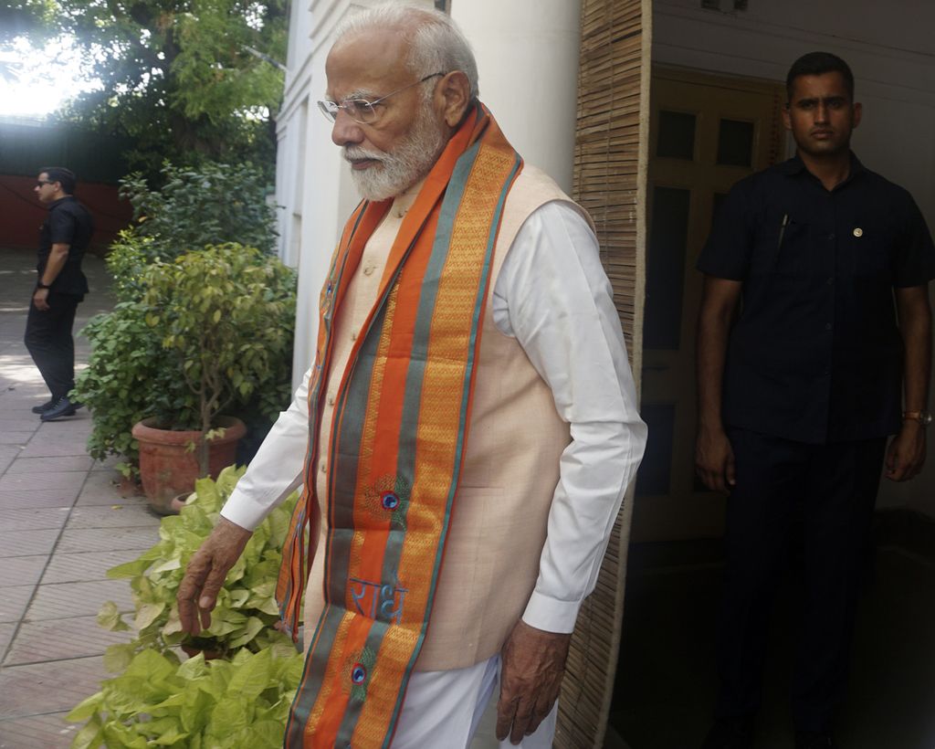 Perdana Menteri India Narendra Modi meninggalkan kediaman pemimpin senior veteran Partai Bharatiya Janata (BJP) Murli Manohar Joshi, yang baru dikunjunginya, di New Delhi, India, Jumat (7/6/2024). 