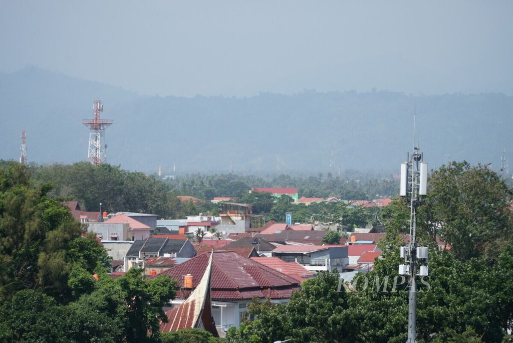 Suasana Kota Padang, Sumatera Barat, dilihat dari selter gempa dan tsunami Kantor Gubernur Sumatera Barat, Senin (9/9/2019) siang.