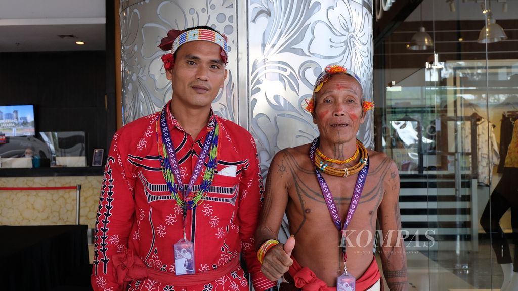 <i>Sikerei</i> suku Mentawai, Martinus Amandeun (kanan), dan Wali Kepala Desa Matotonan, Kabupaten Kepulauan Mentawai, Sumatera Barat, Ali Umran (kiri) di Magelang, Jawa Tengah, Senin (12/9/2022). Keduanya tiba di Magelang setelah menempuh perjalanan enam hari demi menghadiri acara puncak G20 bidang kebudayaan.