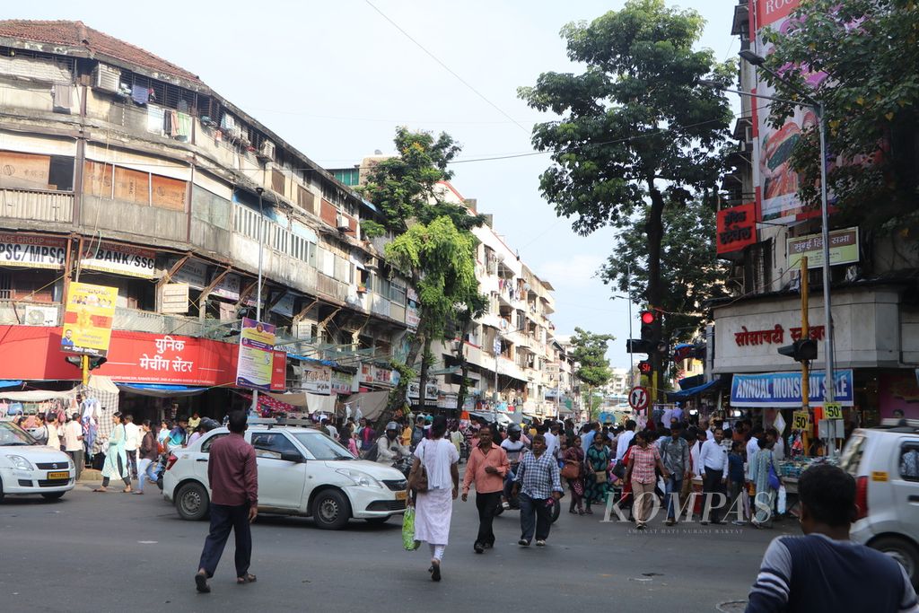 Aktivitas masyarakat sangat padat di kawasan Dadar yang merupakan pusat perdagangan dan bisnis di kota Mumbai, India, Selasa (26/9/2023). 