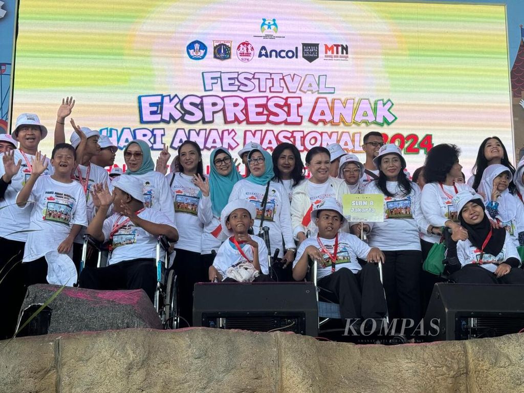 Menteria PPPA I Gusti Ayu Bintang Darmawati bersama istri-istri sejumlah menteri berfoto dengan anak-anak pada Festival Ekspresi Anak 2024 dalam rangka Hari Anak Nasional 2024 yang berlangsung di panggung teater, samping wahana Hysteria, kawasan Dunia Fantasi, Ancol, Jakarta Utara, Kamis (18/7/2024) siang. 