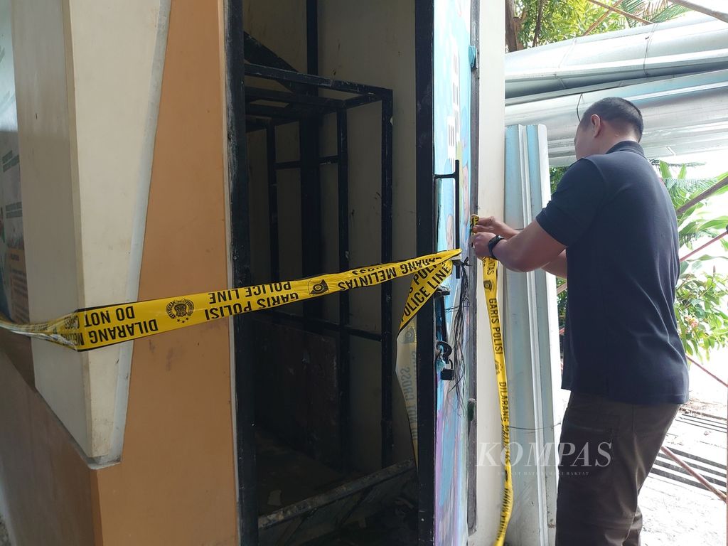 Petugas memasang garis polisi di lokasi kejadian perkara lift jatuh di SD Islam Az-Zahra, Bandar Lampung, Kamis (6/7/2023). Insiden jatuhnya lift yang menewaskan tujuh pekerja itu hingga kini masih dalam penyelidikan. 