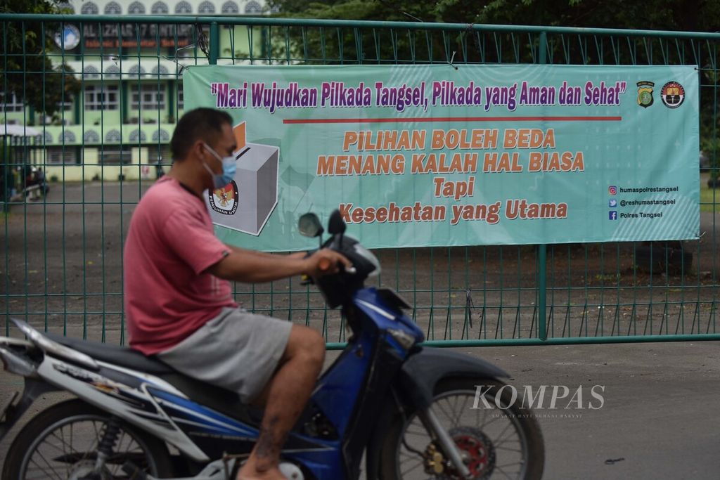 Spanduk yang berisi ajakan untuk mewujudkan Pilkada Tangerang Selatan 2020 yang aman dan sehat menghiasi pagar di tepi Jalan Bonjol, Pondok Aren, Tangerang Selatan, Banten, Jumat (4/12/2020).