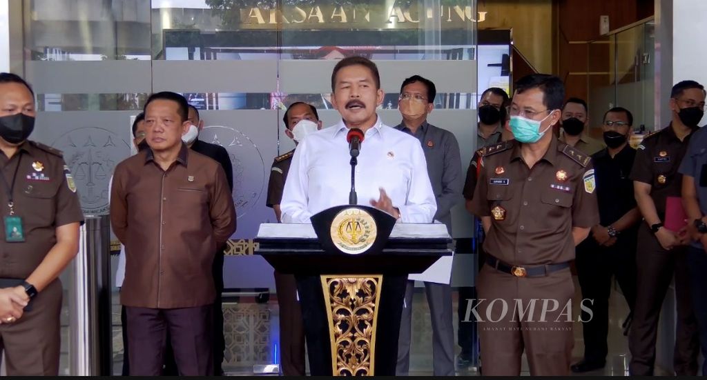 Jaksa Agung Sanitiar Burhanuddin saat mengumumkan penetapan empat tersangka korupsi izin ekspor minyak goreng di Jakarta, Selasa (19/4/2022).