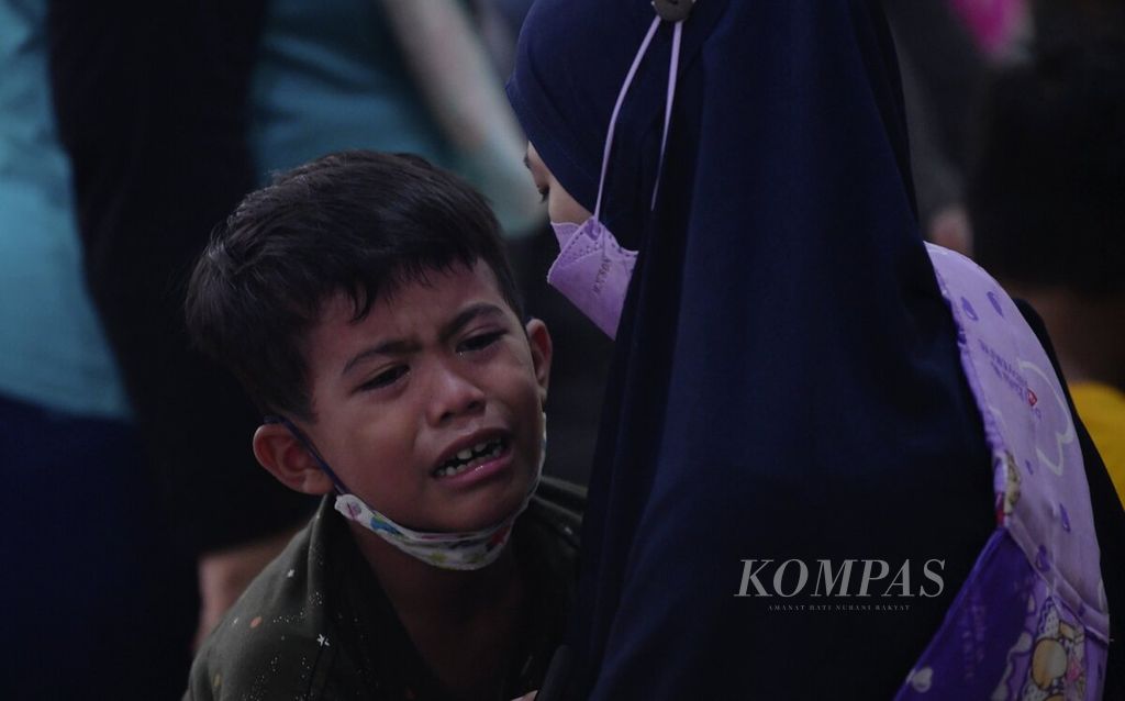 Seorang ibu menenangkan anaknya yang menangis sebelum disuntik vaksin Covid-19 Bio Farma saat mengikuti vaksinasi untuk anak usia 6-11 tahun di Mal CBD Ciledug, Kota Tangerang, Banten, Minggu (26/12/2021). Selain mencegah anak-anak tertular, vaksinasi pada anak juga menurunkan penyebaran Covid-19. 