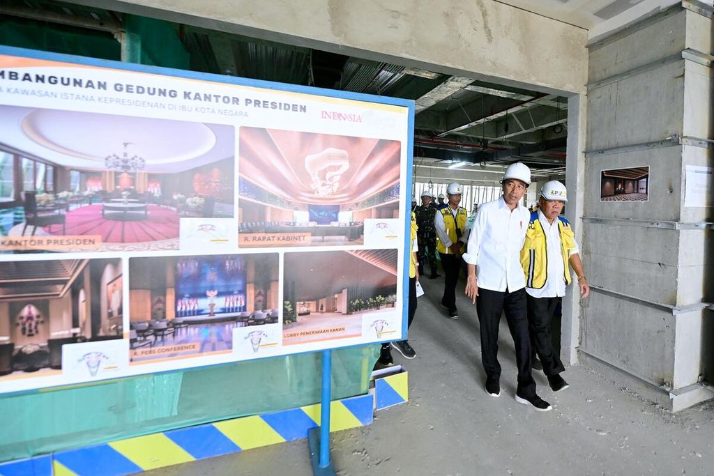 Presiden Joko Widodo meninjau langsung progres pembangunan Kantor Presiden di kawasan Ibu Kota Nusantara (IKN), Provinsi Kalimantan Timur, Jumat (1/3/2024). Presiden Jokowi mengecek pembangunan infrastruktur yang kini telah mencapai 74 persen tersebut.