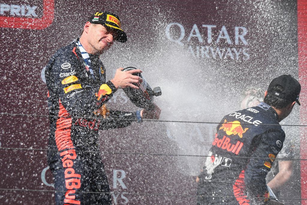 Selebrasi di atas podium dua pembalap Red Bull Racing Max Verstappen dan Sergio Perez serta kepala insinyur Red Bull Racing Paul Monaghan setelah Grand Prix seri Hongaria di Sirkuit Hungaroring di Budapest, Hongaria, Minggu (23/7/2023). Verstappen meraih podium pertama sedangkan Perez ketiga.