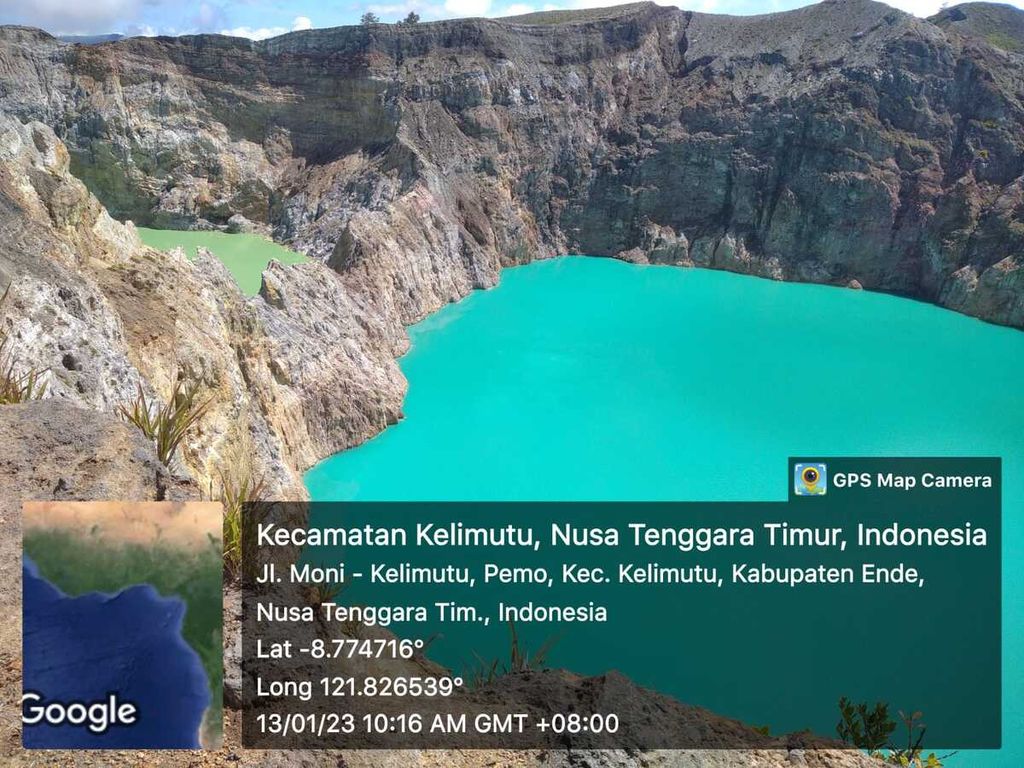 Kawah Danau Atapolo berwarna biru. Kondisi warna danau per 13 Januari 2023. Sementara kawah Danau Atabupu yang berada di sebelahnya berwarna hijau lumut, juga terekam 13 Januari 2023.