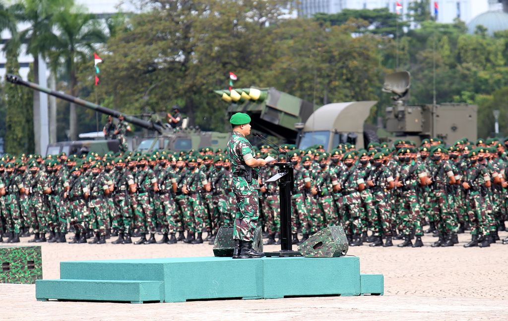 Kepala Staf TNI Angkatan Darat Jenderal (TNI) Dudung Abdurachman memberikan arahan kepada prajurt saat apel gelar pasukan di Monumen Nasional, Jakarta, Selasa (25/1/2022). 