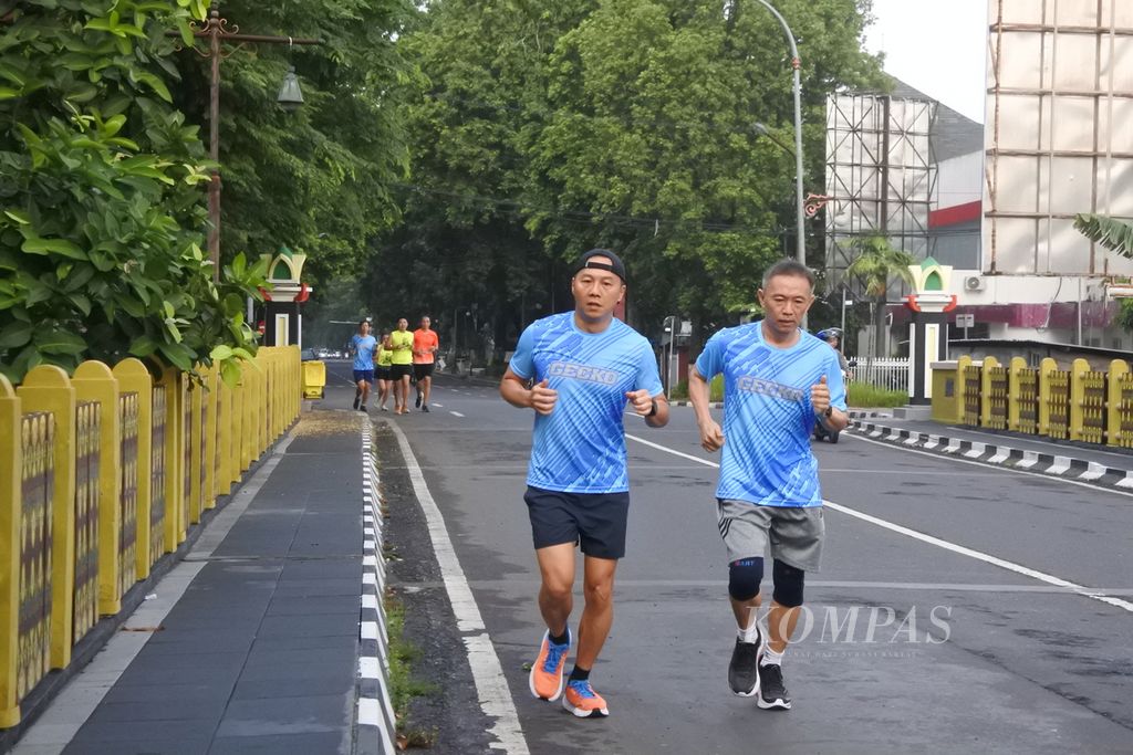Komunitas Gecko Lombok Runners berlari di kawasan Jalan Pejanggik, Kota Mataram, Nusa Tenggara Barat, Sabtu (6/1/2024) lalu.