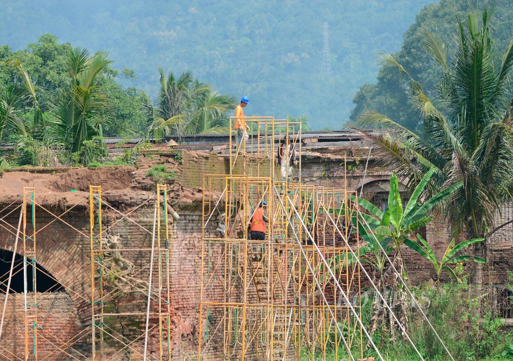 Pekerja berada di antara bangunan benteng yang sebelumnya tidak terawat untuk ditata kembali di kawasan Benteng Ambawara, Kecamatan Ambarawa, Kabupaten Semarang, Jawa Tengah, Kamis (28/3/2024).