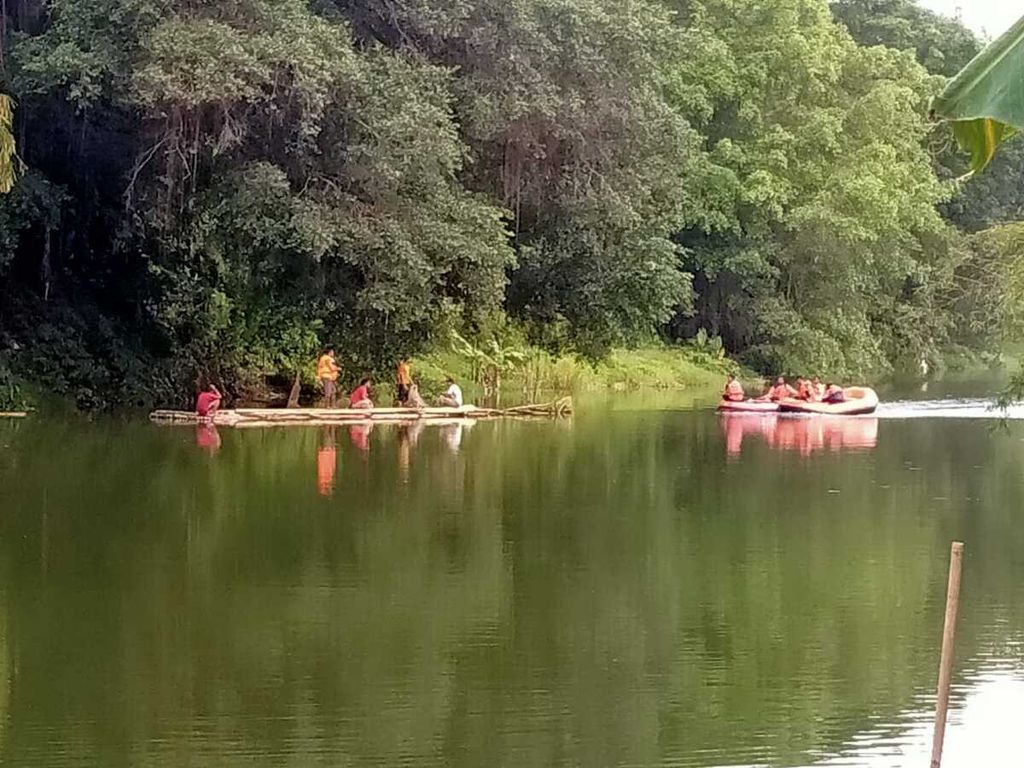  Tim SAR gabungan berupaya mencari korban tenggelam di Sungai Lukulo, Kebumen, Jawa Tengah, Minggu (24/9/2023).