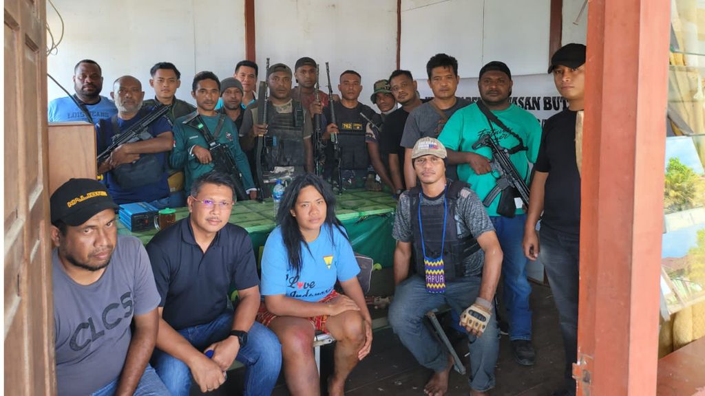 Tampak Reva (duduk, ketiga dari kiri), salah satu pekerja yang selamat dalam serangan kelompok kriminal bersenjata saat dievakuasi dari Kampung Mayerga, Kabupaten Teluk Bintuni, Papua Barat, Minggu (2/10/2022).