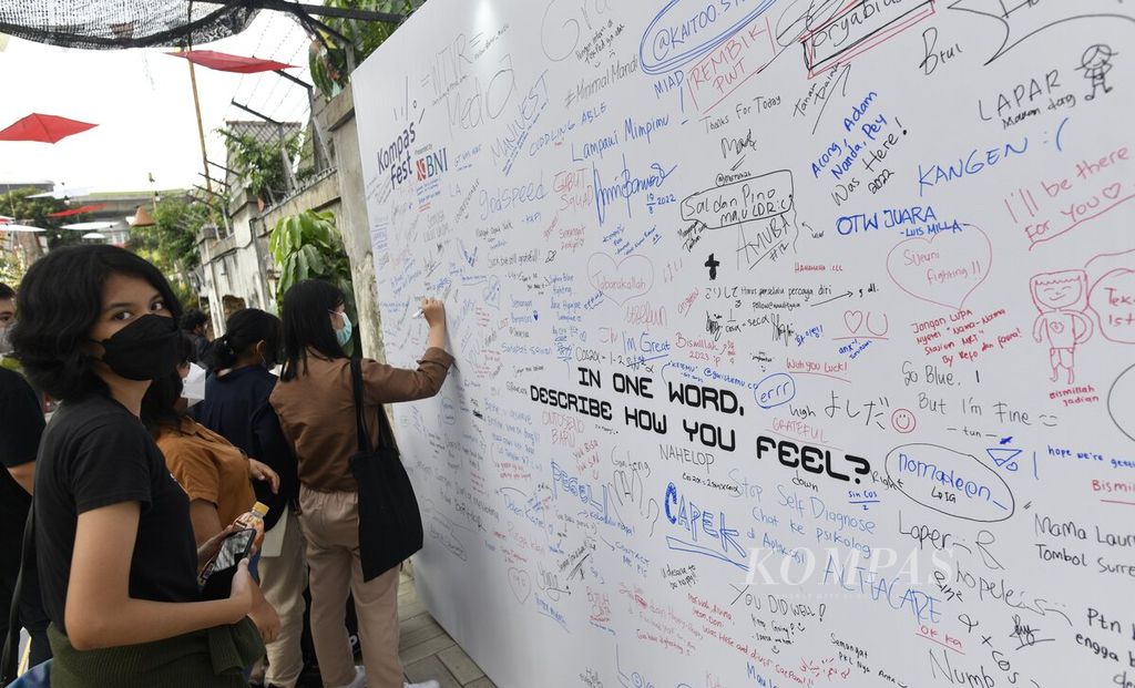 Tulisan dan pesan yang ditulis para pengunjung terpampang di dinding saat hari kedua Kompasfest 2022 Presented by BNI di M Bloc Space, Jakarta Selatan, Sabtu (20/8/2022). Ajang Kompasfest 2022 yang berlangsung pada Jumat dan Sabtu mengambil tema Freedom