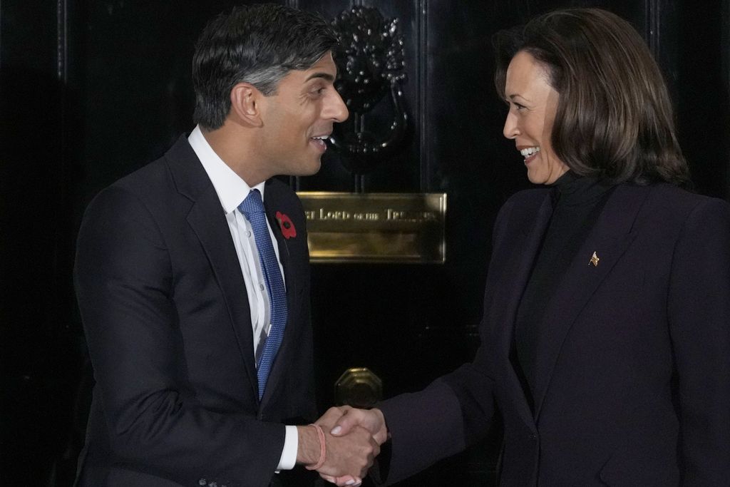 Perdana Menteri Inggris Rishi Sunak menyambut Wakil Presiden AS Kamala Harris di Kantor PM Inggris, 10 Downing Street in London, Rabu (1/11/2023).