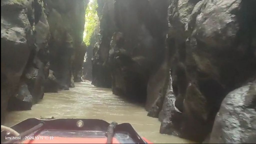 Personel Kantor Pencarian dan Pertolongan (SAR) Medan menyusuri Sungai Lau Biang dalam tugas pencarian rekannya di Kecamatan Kutabuluh, Kabupaten Karo, Sumatera Utara, Kamis (24/1/2024).