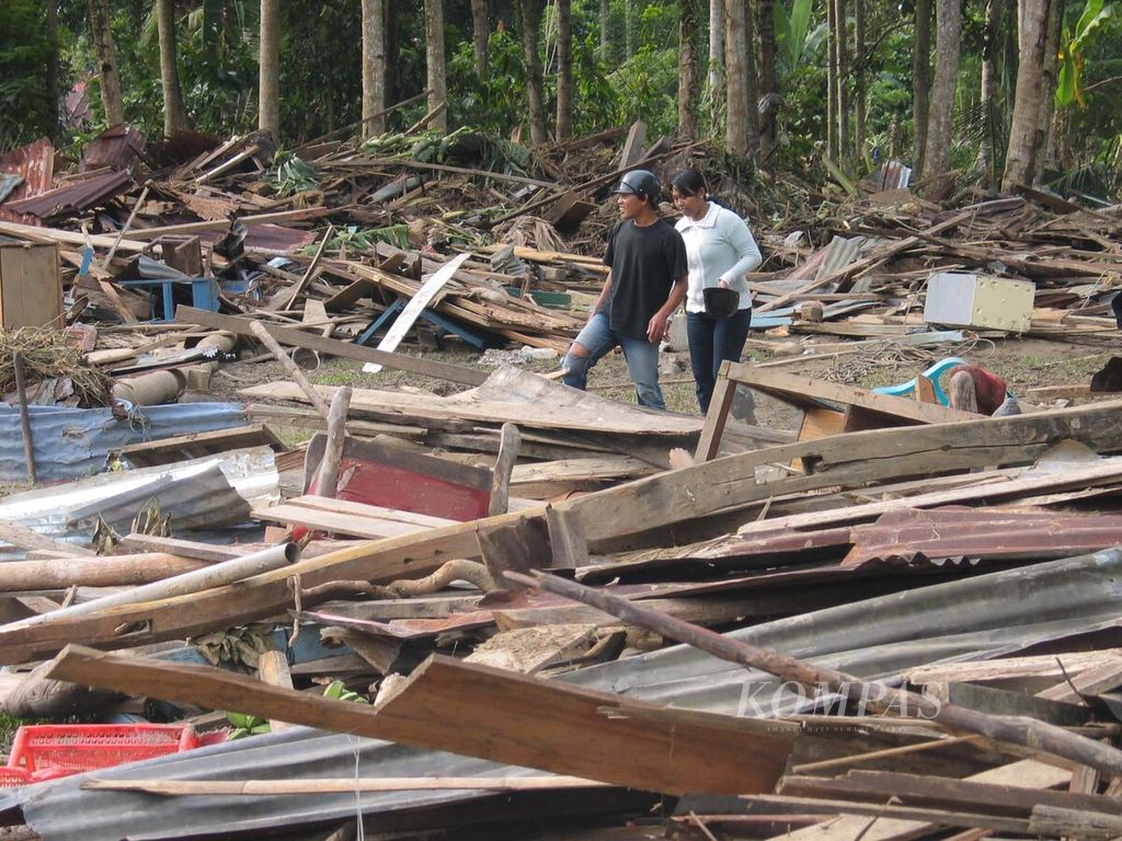 Sebagian lokasi bekas banjir di Kelurahan Biringere, Kecamatan Sinjai Utara, Kabupaten Sinjai, Sulawesi Selatan, Kamis (22/6/2006), belum dibersihkan.