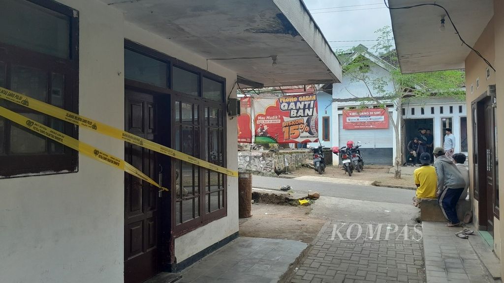 Pita polisi membentang di rumah kontrakan tempat Mujiati (33) dan anaknya, A (3), ditemukan meninggal di Dusun Karangan, Desa Donowarih, Kecamatan Karangploso, Kabupaten Malang, Jawa Timur, Jumat (21/7/2023).