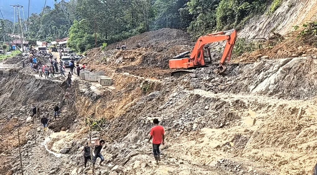 Jalan Tarutung-Sipirok longsor di kawasan Batu Jombo, Kabupaten Tapanuli Selatan, Jumat (12/10/2024). Jalur itu putus total sehingga arus lalu lintas dari arah Medan ke Kota Padangsidimpuan diarahkan melalui jalan alternatif Kota Sibolga atau Labuhanbatu, Sumatera Utara. 