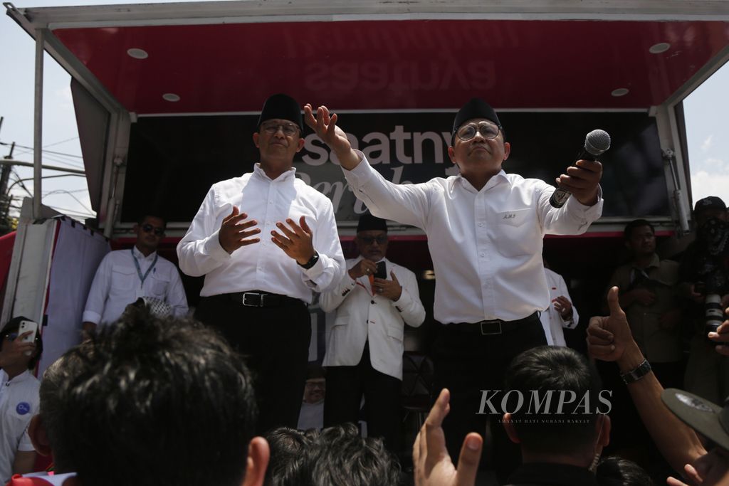 Pasangan Anies Baswedan dan Muhaimin Iskandar berorasi di depan pendukungnya usai mendaftar sebagai pasangan calon presiden dan wakil presiden pada pemilu 2024 di KPU, Jakarta, Kamis (19/10/2023). 