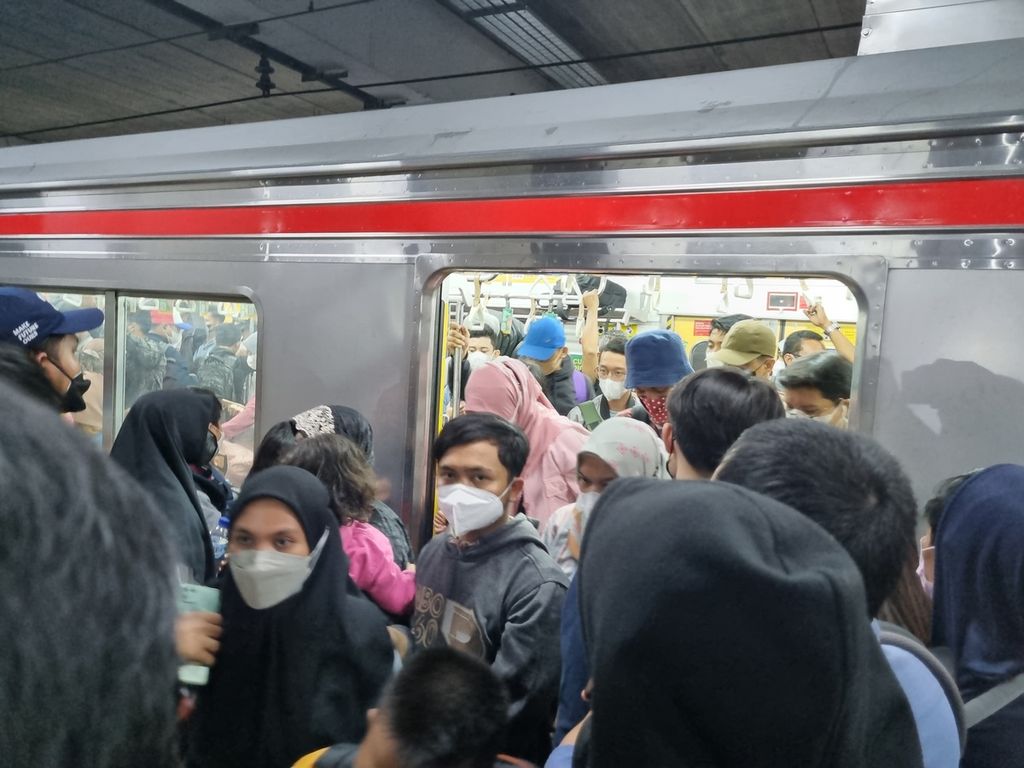 Penumpang KRL sedang turun dari kereta di stasiun Tanah Abang, Selasa (10/1/2023).