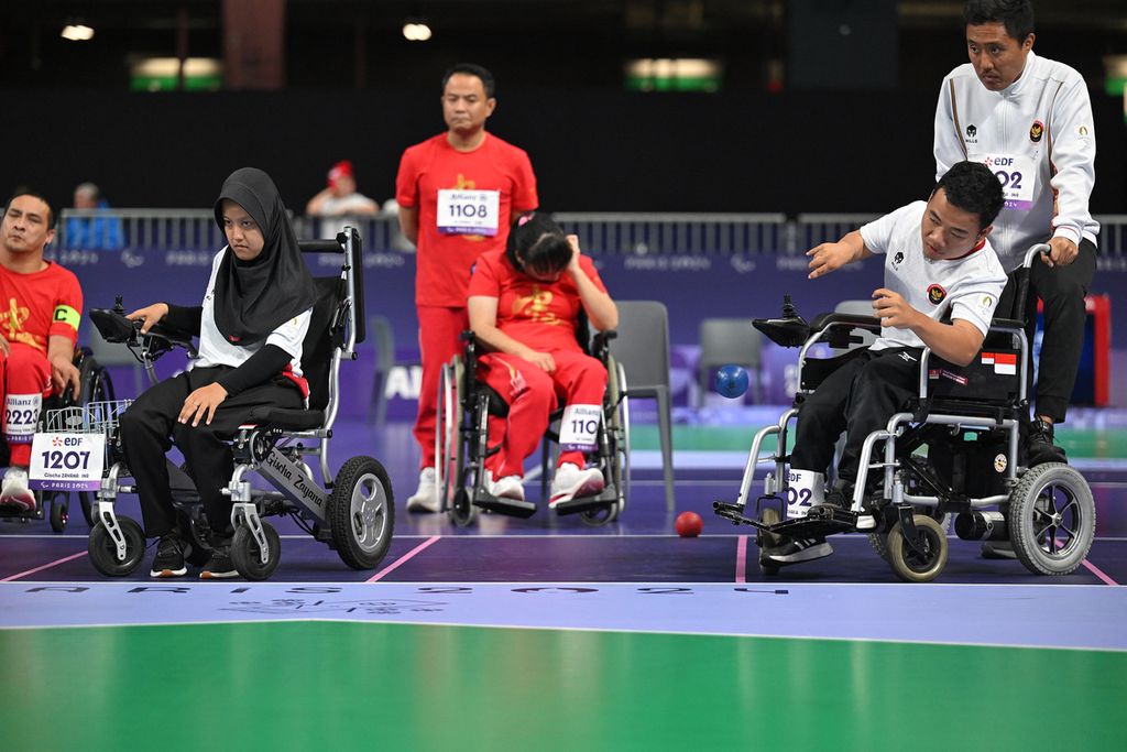 Muhammad Afrizal Syafa (kanan) berusaha melempar bola dalam pertandingan final perebutan medali emas dengan tim China nomor <i>mixed team</i> BC1/BC2 Boccia Paralimpiade Paris 2024 di Paris South Arena, Paris, Perancis, Kamis (5/9/2024).