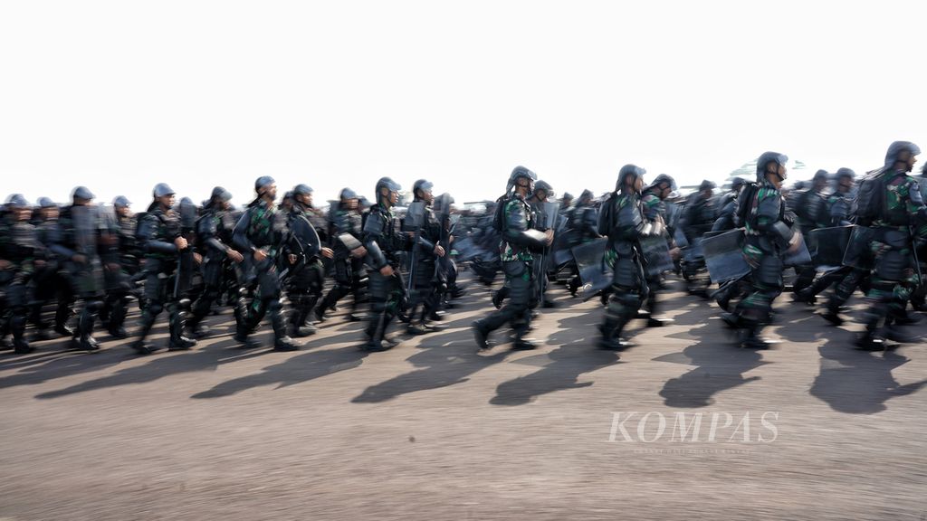 Barisan pasukan TNI berlari menuju para demonstran ketika digelar simulasi pengamanan dalam Apel Gelar Pasukan Pengamanan Pemilu Tahun 2024 di Lanud Halim Perdanakusumah, Jakarta, Kamis (1/2/2024). 