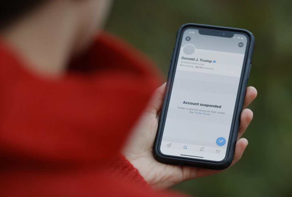 Akun Twitter Presiden AS Donald Trump muncul di layar iPhone pada 8 Januari  2021 di San Anselmo, California. Twitter secara permanen menutup akun Presiden Donal Trump menyusul hasutan kekerasan yang dikeluarkannya.  