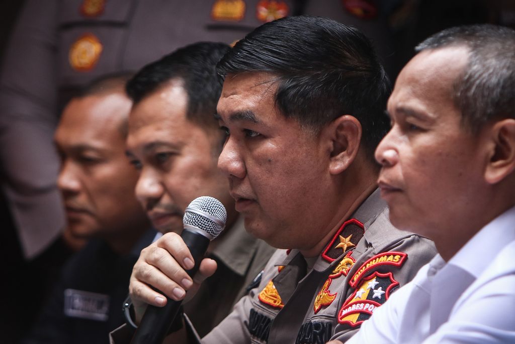 Kepala Biro Penerangan Masyarakat Divisi Humas Polri Brigadir Jenderal (Pol) Ahmad Ramadhan (kedua dari kanan) menyampaikan keterangan pers di kawasan Kampung Rawa, Johar Baru, Jakarta Pusat, Selasa (7/2/2023). 