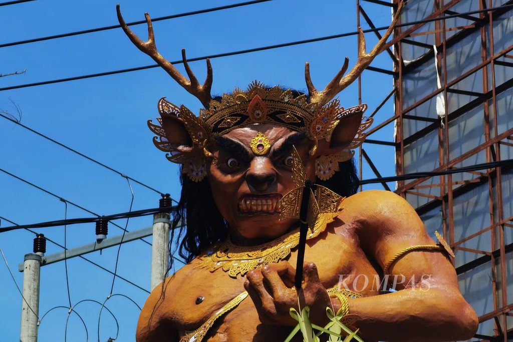 Ogoh-ogoh dalam rupa raksasa atau makhluk seram mengikuti parade ogoh-ogoh dalam rangka hari raya Nyepi Tahun Baru Saka 1945 yang berlangsung di Jalan Pejanggik, Kota Mataram, Nusa Tenggara Barat, Selasa (21/3/2023). 