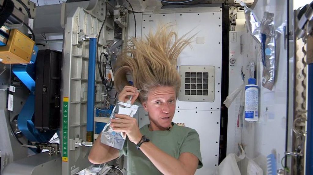 Perempuan antariksawan asal Amerika Serikat, Karen Nyberg, menunjukkan cara mencuci rambut di Stasiun Luar Angkasa Internasional (ISS).