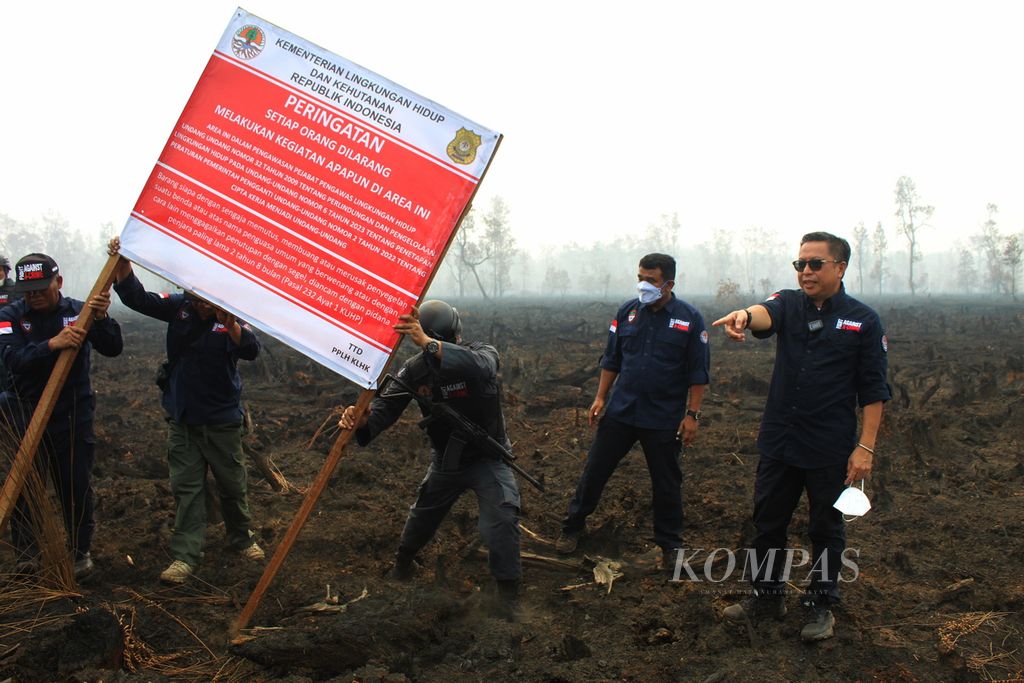 Dirjen Gakkum KLHK Rasio Ridho Sani (kanan) bersama tim menyegel 372 hektar lahan milik perusahaan perkebunan sawit di Kameloh Baru, Kota Palangkaraya, Kalimantan Tengah, Jumat (6/10/2023).