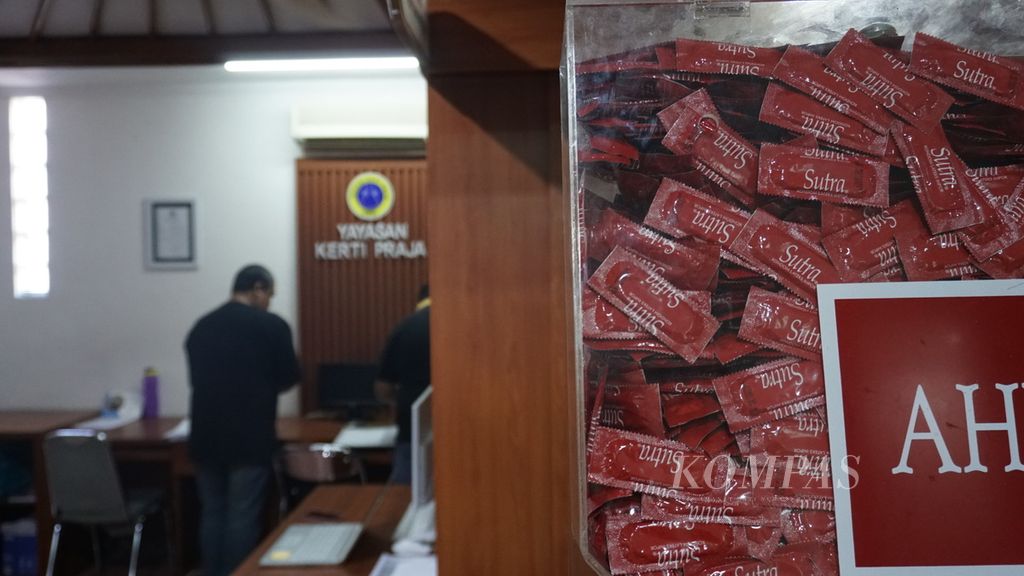 Kotak berisi kondom diletakkan di depan ruang registrasi di klinik WM Medika Yayasan Kerti Praja di Bali, Rabu (14/6/2023). Kondom dapat menjadi salah satu cara untuk mencegah penularan penyakit menular seksual, seperti HIV.