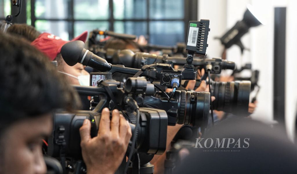 Deretan kamera jurnalis televisi merekam acara konferensi pers Resepsi Puncak Satu Abad Nahdlatul Ulama di Kantor Pusat PBNU, Jakarta, Jumat (27/1/2023). 