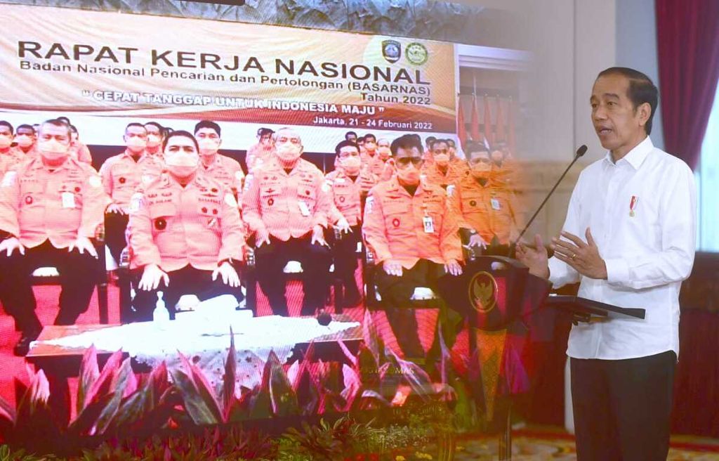 Presiden Joko Widodo saat memberikan sambutan pada pembukaan Rapat Kerja Nasional 50 Tahun Emas Badan Nasional Pencarian dan Pertolongan (Basarnas) secara Virtual di Istana Negara, Jakarta, Senin (21/2/2022).
