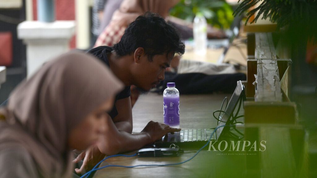 Masyarakat mengakses informasi dari internet nirkabel yang tersedia secara gratis di Perpustakaan Kota Yogyakarta, Kotabaru, Yogyakarta, Jumat (5/7/2019).  