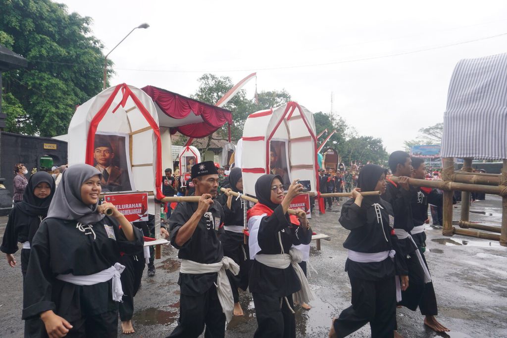 Para remaja dan warga bersemangat menggotong 300 replika tandu Jenderal Besar Soedirman di Desa Bantarbarang, Kecamatan Rembang, Kabupaten Purbalingga, Jawa Tengah, Rabu (31/8/2022).