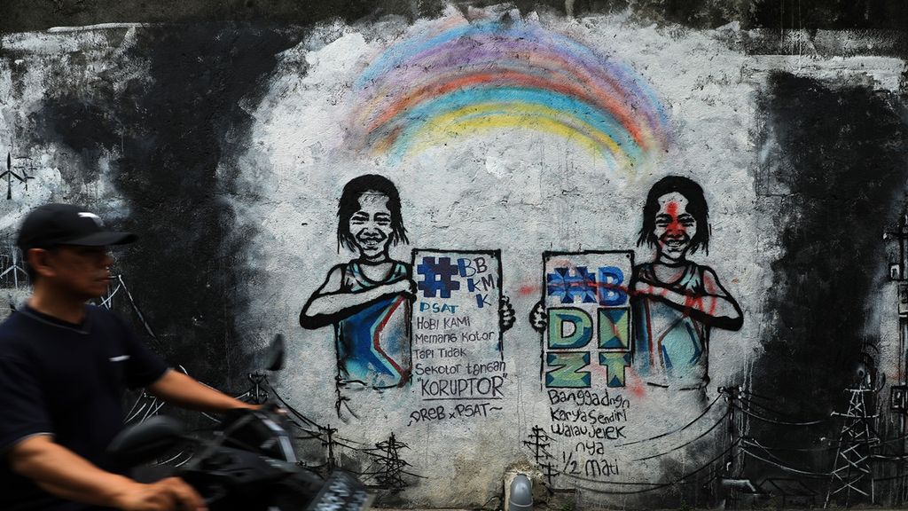 Mural dan grafiti bertema korupsi di Kebon Nanas, Kebayoran Lama, Jakarta, Kamis (29/8/2019). 