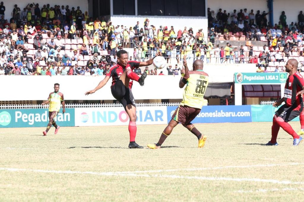 Suasana pertandingan Persewar melawan Persipura di Stadion Mandala, Jayapura, Papua, Kamis (12/10/2023).