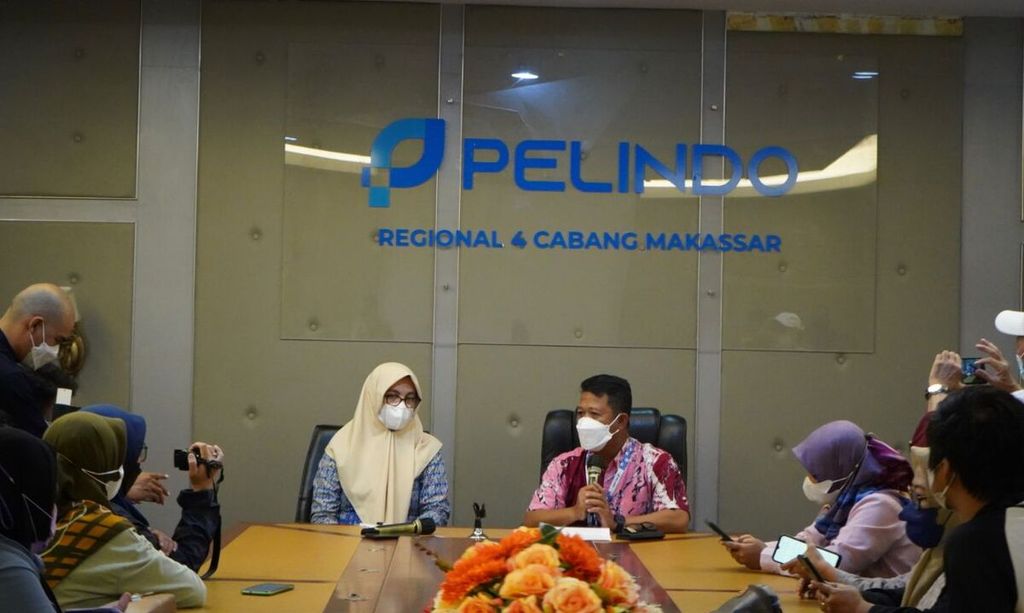 Regional Head 4 Pelindo Dwi Rahmad Toto (tengah, kanan) dan General Manager Pelindo Regional 4 Makassar Enriany Muis memberikan keterangan pers terkait antisipasi mudik, di Makassar, Jumat (8/4/2022).