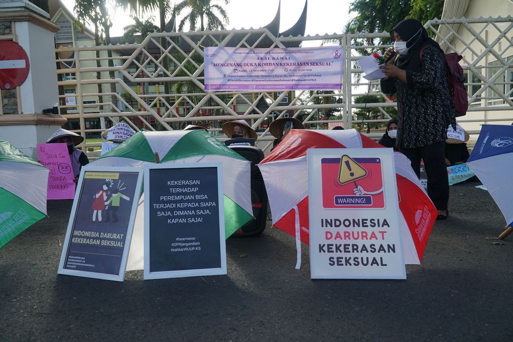 Ilustrasi: Direktur Women Crisis Center Nurani Perempuan Rahmi Meri Yenti membacakan orasi dalam aksi damai antikekerasan seksual terhadap perempuan dan anak yang digelar Jaringan Peduli Perempuan Sumatera Barat di Jalan Jenderal Sudirman, depan Kantor Gubernur Sumatera, Padang, Sumatera Barat, Kamis (25/11/2021). 