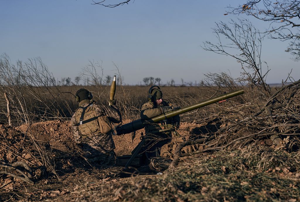 Tentara Ukraina menembakkan senjata ke posisi pasukan Rusia di Bakhmut, Provinsi Donetsk, Ukraina (6/12/2022).