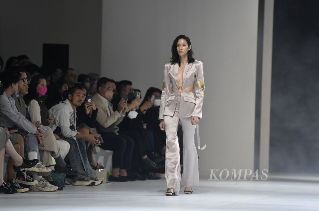 Model membawakan busana kreasi Sean & Sheila pada segmen Dewi Fashion Knight 'Fashion Mutation' dalam Jakarta Fashion Week (JFW) 2023 di City Hall Pondok Indah Mall 3, Jakarta, Sabtu (29/10/2022). 