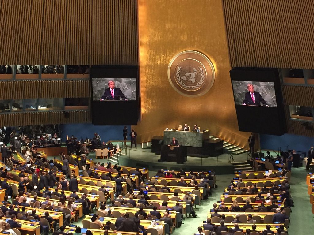 Suasana pembukaan Sidang Ke-77 Majelis Umum PBB di Markas Besar PBB di New York, Amerika Serikat, Selasa (20/9/2022). Tampak Sekretaris Jenderal PBB Antonio Guterres menyampaikan pidato pembukaan.